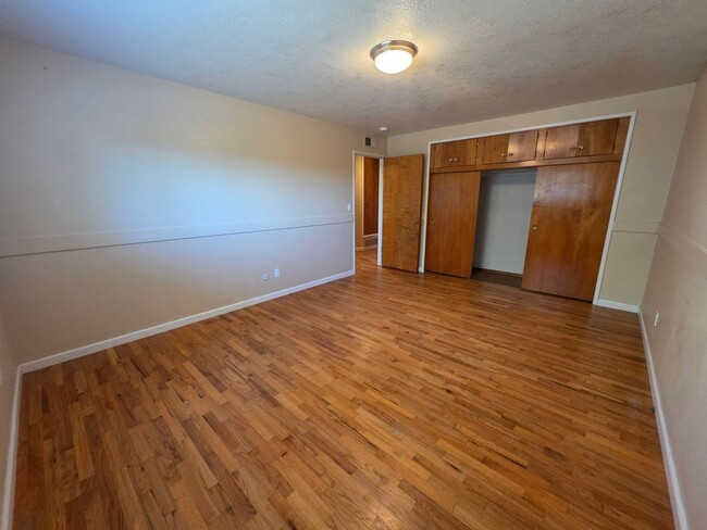 Building Photo - Single story home close to freeway access!