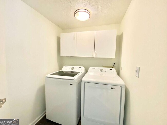 Building Photo - 640 Suwanee Lakes Cir NW