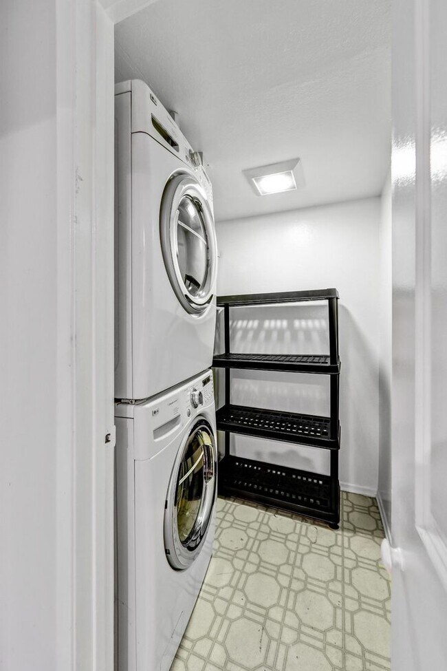 Building Photo - Spacious End-Unit Hollywood Condo with 2 Parking Spaces
