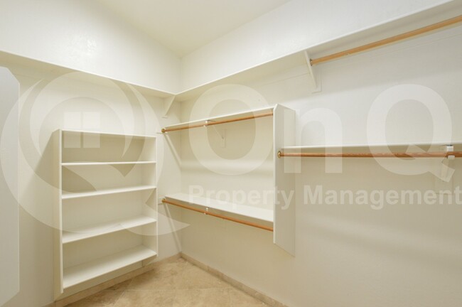 Building Photo - 727 S Peppertree Dr