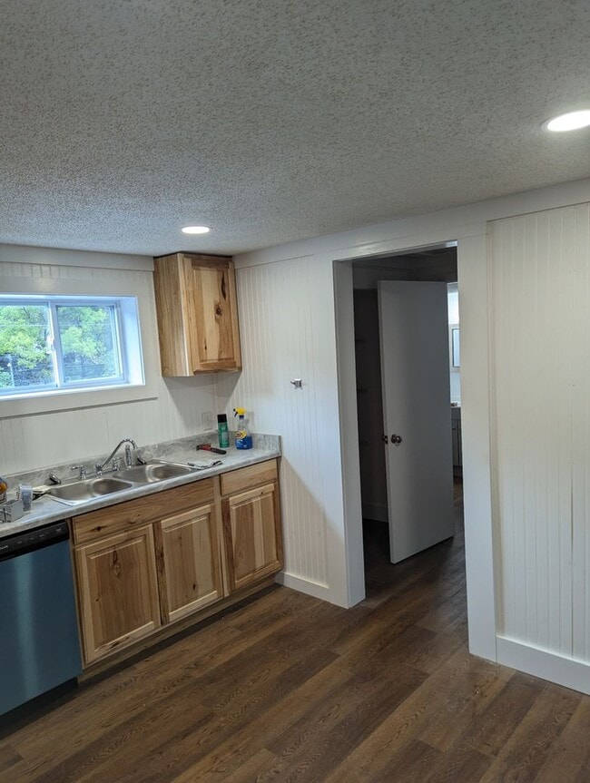 Building Photo - Remodeled 2 bedroom 1.5 bath home.
