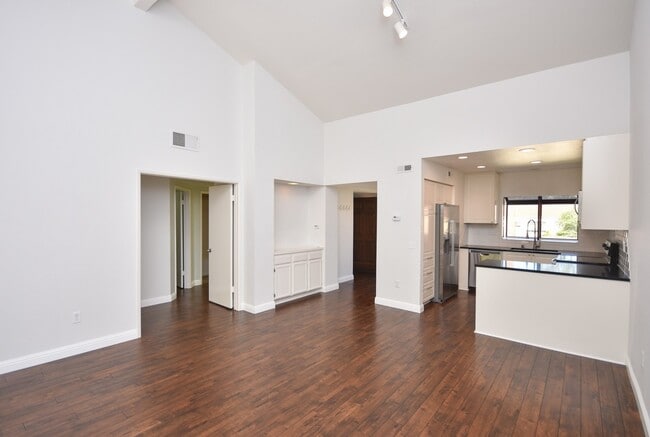Building Photo - Cozy Upstairs Unit with Greenbelt View!