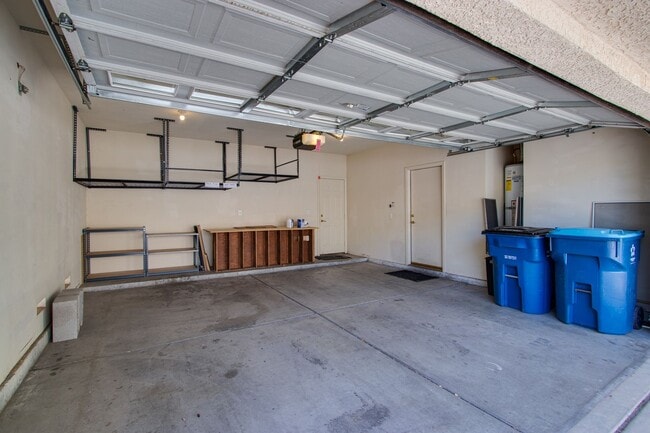 Building Photo - 4 bedroom 3 bath centrally located home
