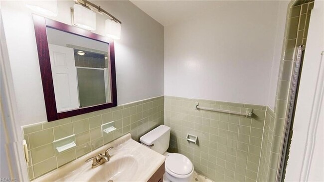 Building Photo - 707 Sir Walter Cir
