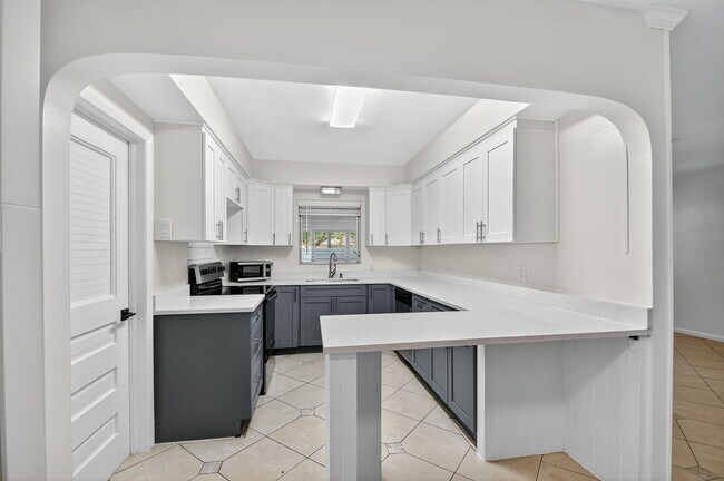 Building Photo - 5009 Spruce Ave