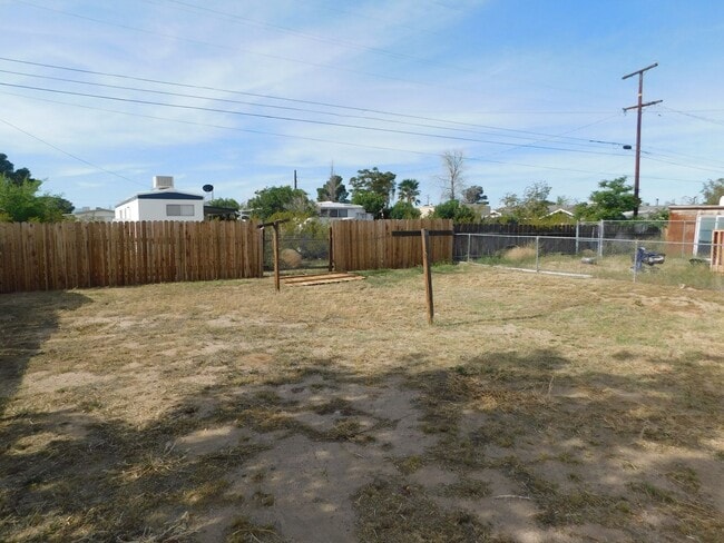 Building Photo - Cute Trailer with Spacious Backyard