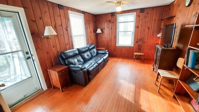 Building Photo - Charming and Sunlight 3BD, 1 BA in the Quaint DC Suburb of Mount Rainer, MD!!!