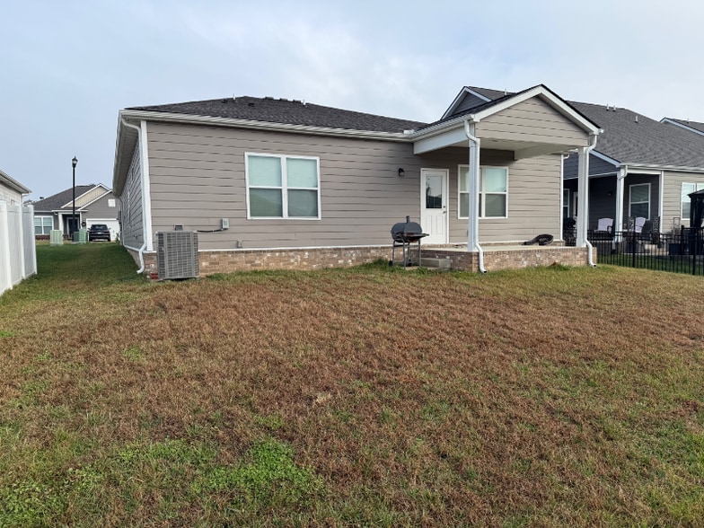 Building Photo - 3717 Clementine Ln