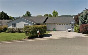 Building Photo - Great 3 Bedroom Home in Green!