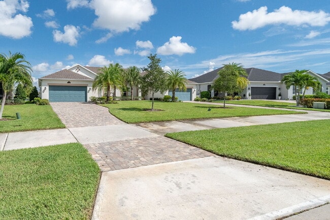 Building Photo - Loren Cove Villa