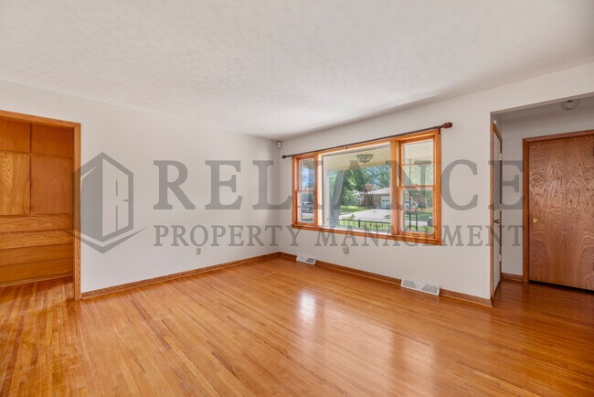 Building Photo - 1022 S Capri Ln