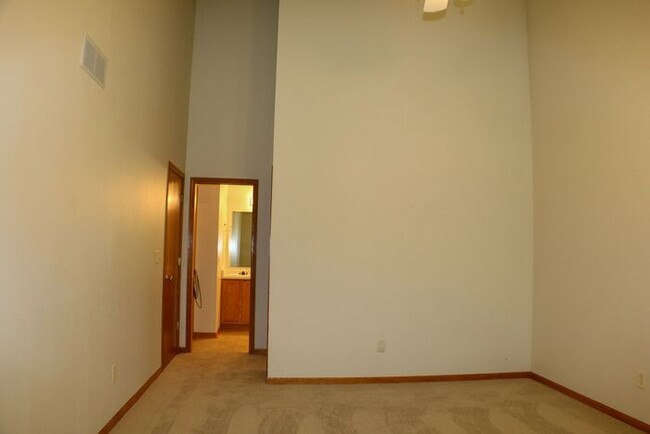 Building Photo - $2,050 | 4 Bedroom, 2 Bathroom Town Home |...