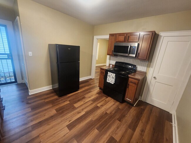 Building Photo - Beautiful 2 bedroom 1 bath renovated home with washer/dryer hookups!