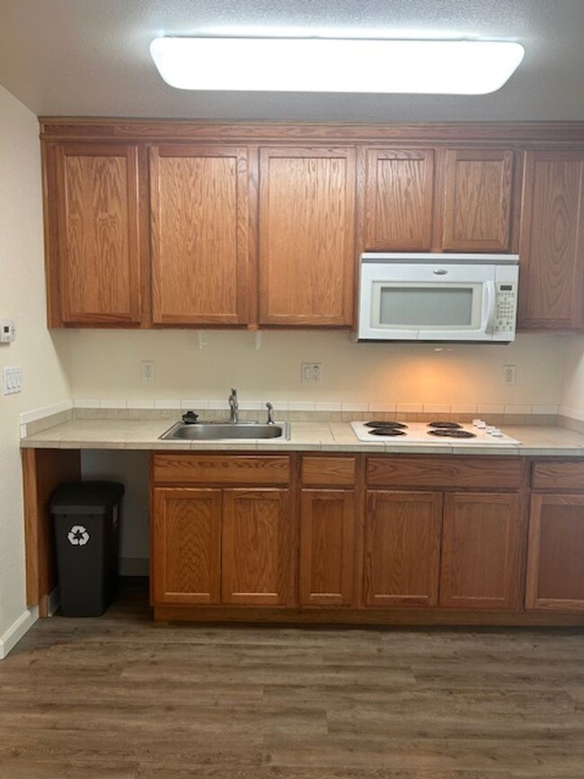 Building Photo - 1 Bedroom ~ 1 Bath ~ Refrigerator Washer &...