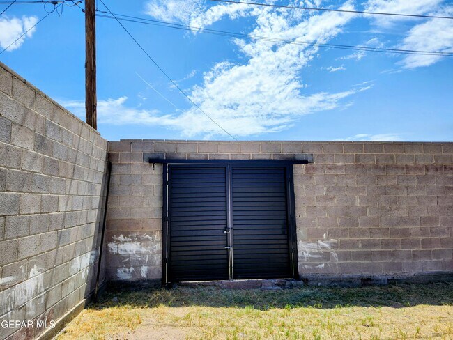 Building Photo - 618 N Estrella St
