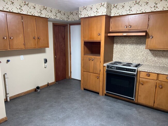 Building Photo - 3 Bedroom 2 Bathrooms! Close to Bass Pro! ...