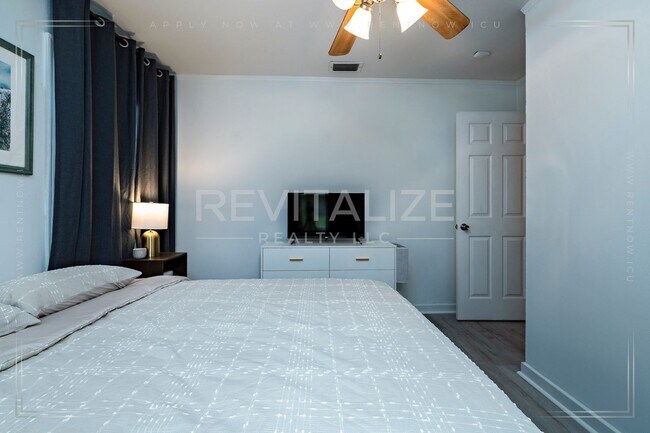 Building Photo - HALF-OFF DEPOSIT SPECIAL! Furnished 2 Bedr...