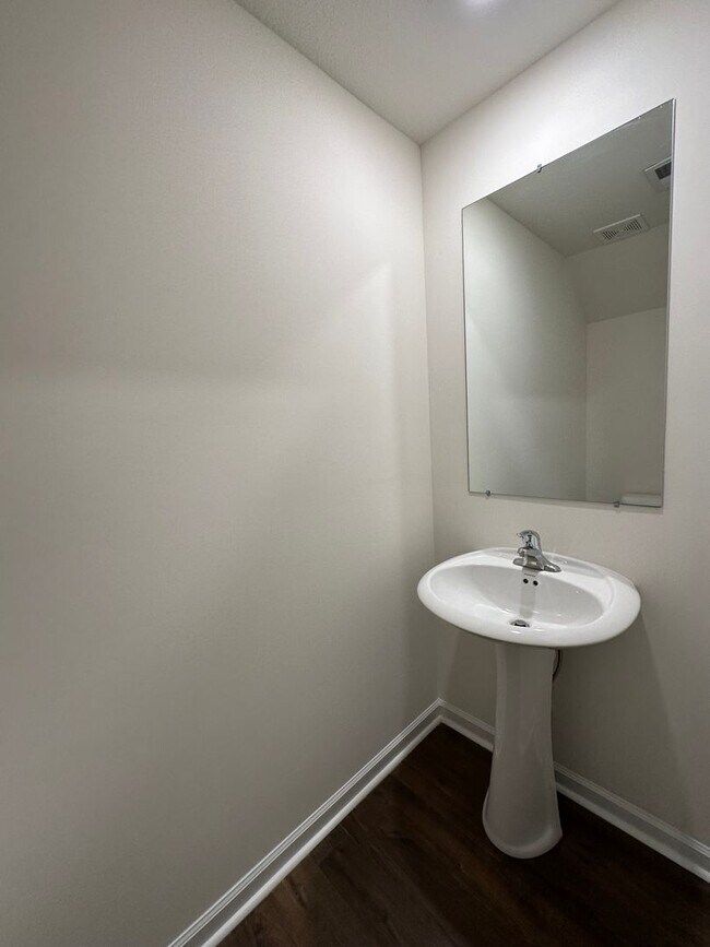 Building Photo - 3 Bedroom / 2.5 Bath Townhome Kingsport, TN