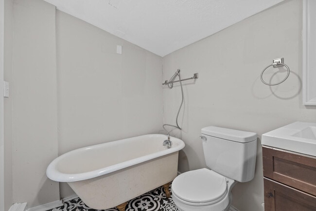 Building Photo - 707 Woodland Ave