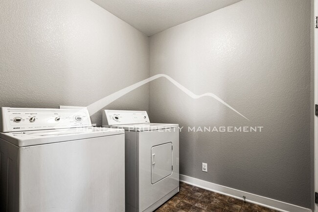 Building Photo - 8485 Redpoint Way