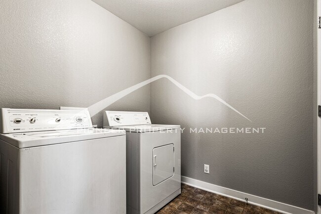 Building Photo - Lovely Townhome with Central AC and Washer/Dryer!