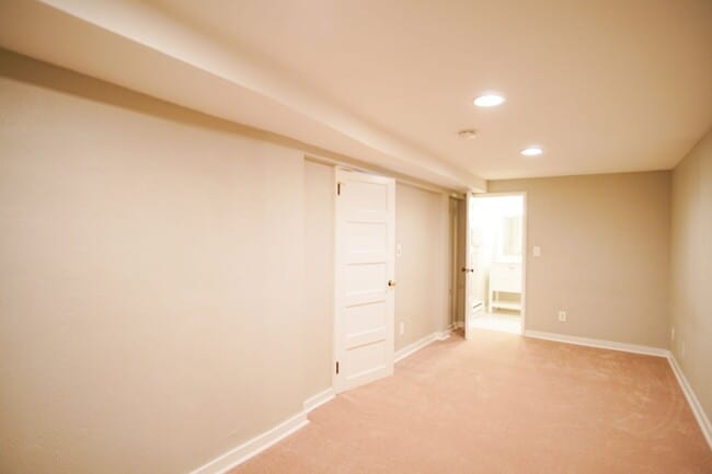 Building Photo - Adorable & Cozy NW 1 Bdr w/Fireplace + Hardwoods!