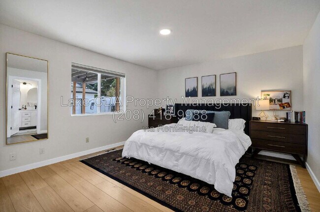 Building Photo - 2082 E Greenleaf Ln