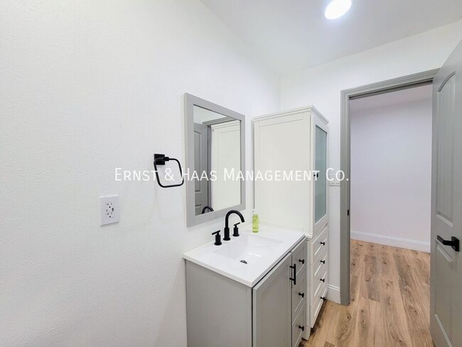 Building Photo - Beautifully Remodeled 2 Story Townhome wit...