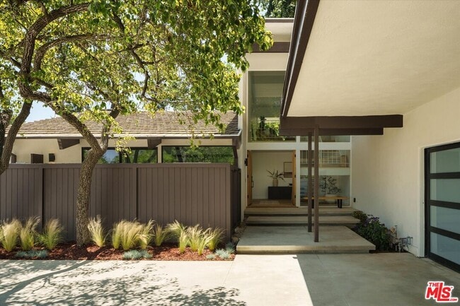 Building Photo - 2313 Banyan Dr