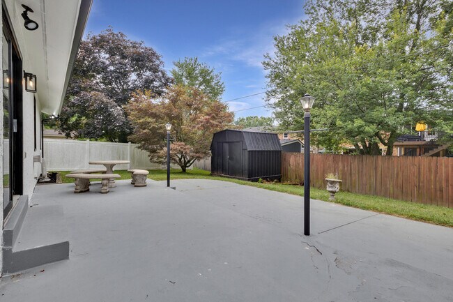 Building Photo - 452 Pasadena Dr
