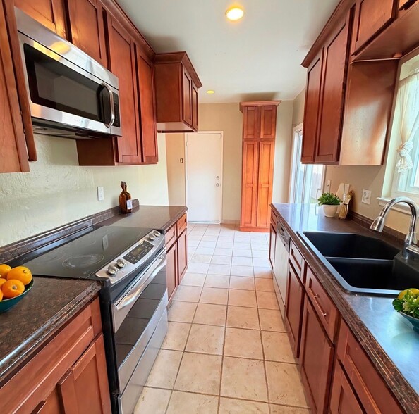 Building Photo - 14550 Acapulco Rd