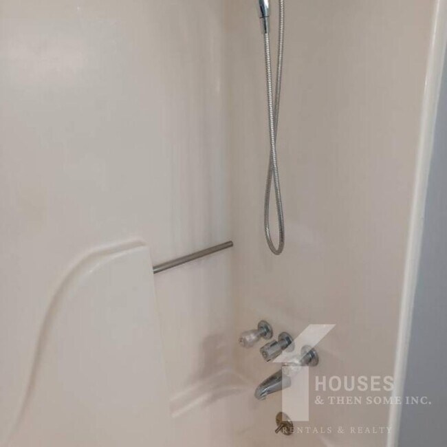 Building Photo - 14 Baggott St