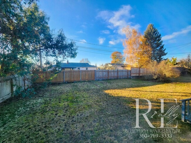 Building Photo - Cozy 1BR Duplex in Manette with Garage & Water Views