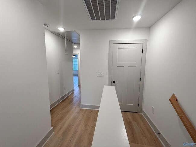 Building Photo - 18 Whispering Oak Dr SW