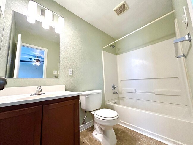 Building Photo - AVAILABLE NOW! 3 Bedroom 2.5 Bathroom Town...