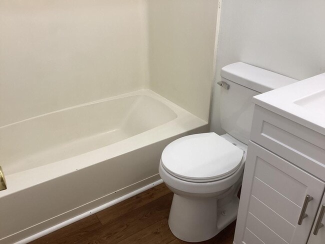 Building Photo - 915 Woodland Ave