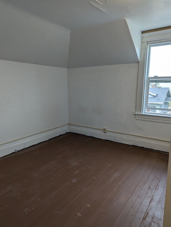 Building Photo - 5 Bedroom 2 Bath House Close to Downtown a...