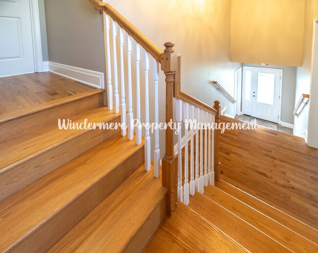 Building Photo - Beautifully Remodeled 2 bedroom in convenient location, private balcony, over sized garage, A/C a...