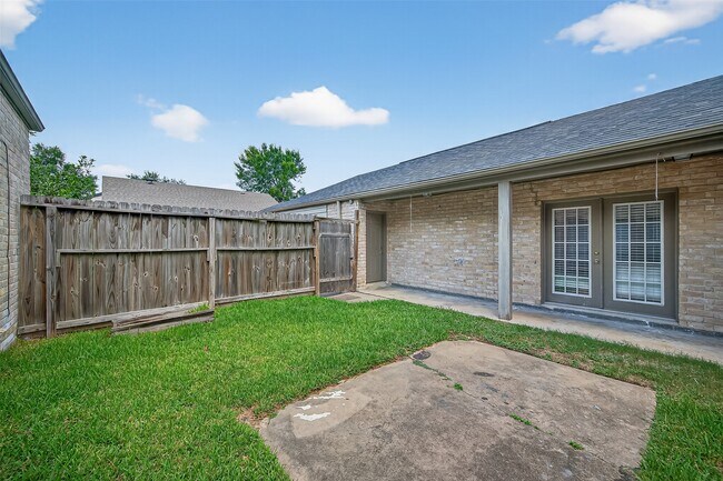 Building Photo - 10815 Shawnbrook Dr