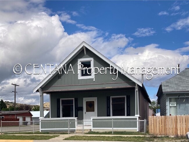 Building Photo - Huge 3 bedroom house with 2 bonus rooms an...
