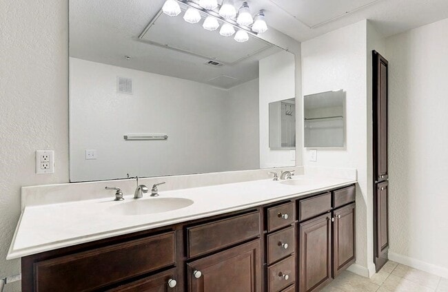 Building Photo - 7575 Kirby Dr