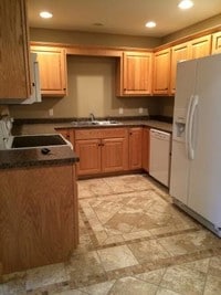 Kitchen - Cobblestone Circle Apartments