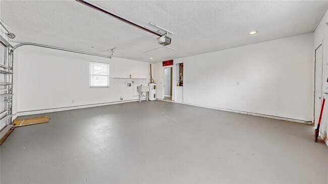 Building Photo - 305 Medina Ct