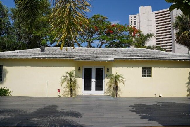 Building Photo - 5215 N Flagler Dr