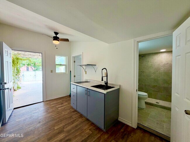 Building Photo - 418 S Estrella St
