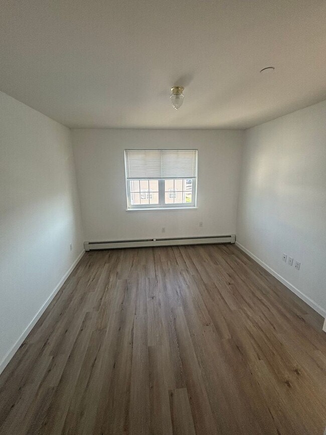 Building Photo - 62-61 De Costa Ave