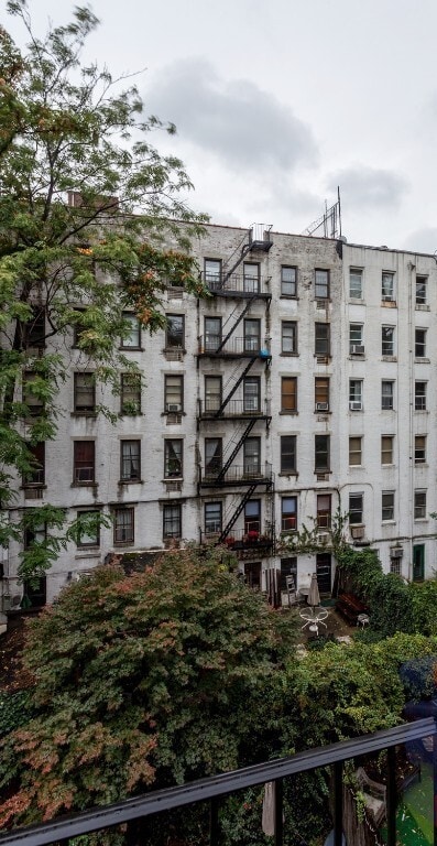 Building Photo - 422 E 9th St