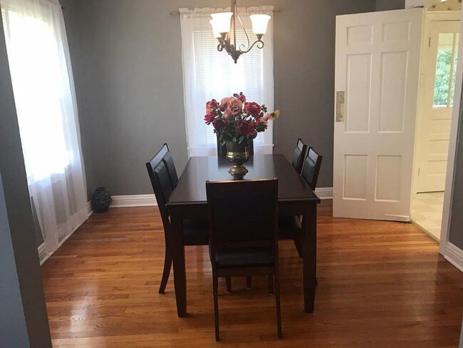 Dining Room w/ seating for 6 - 1423 Bronough N St