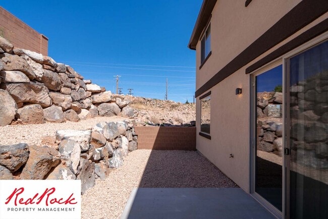 Building Photo - Spacious End Unit Townhome in Hurricane He...