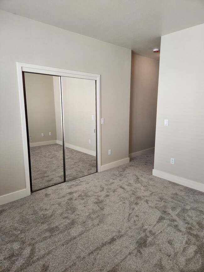 Building Photo - Bright & Sunny City Center townhouse style condo Great location, Nice 2 bedroom 2.5 bathroom
